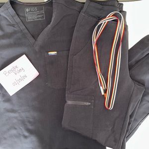 Fig scrub set -Charcoal -XXS Catarina one-pocket top & XXS Zamola joggers